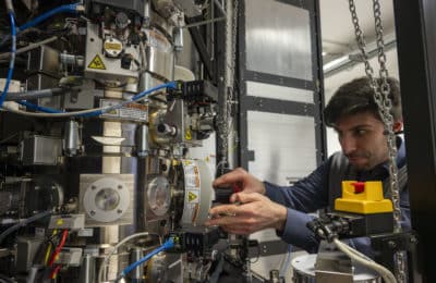 Electron microscopy reveals angular momentum of excited electrons for the first time