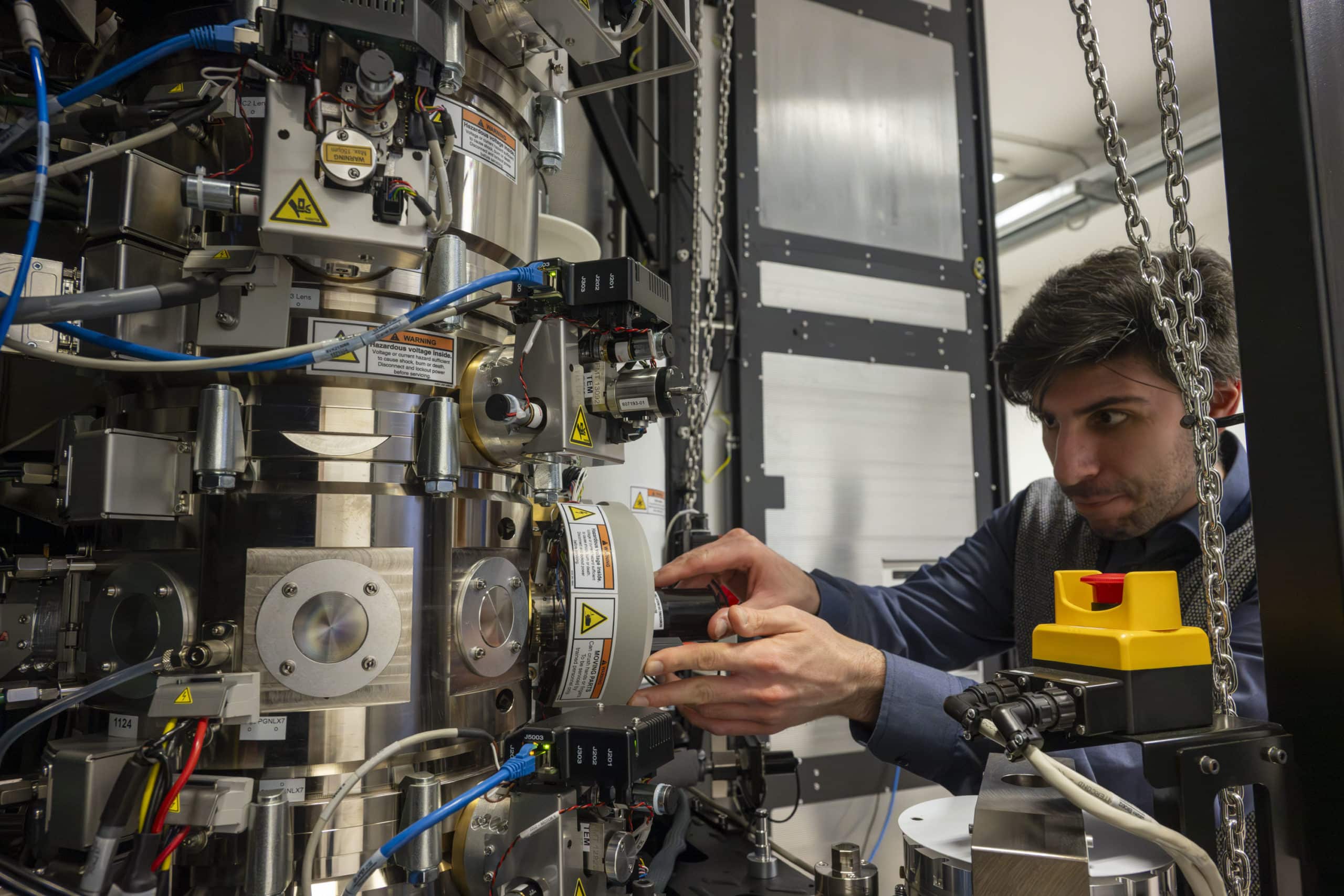 Electron microscopy reveals angular momentum of excited electrons for the first time